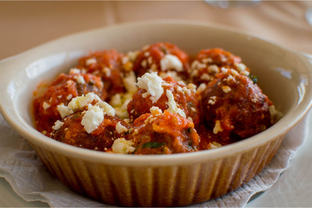 Λόφος Σάντοβας menu Κεφτεδάκια με σάλτσα ντομάτας και φέτα