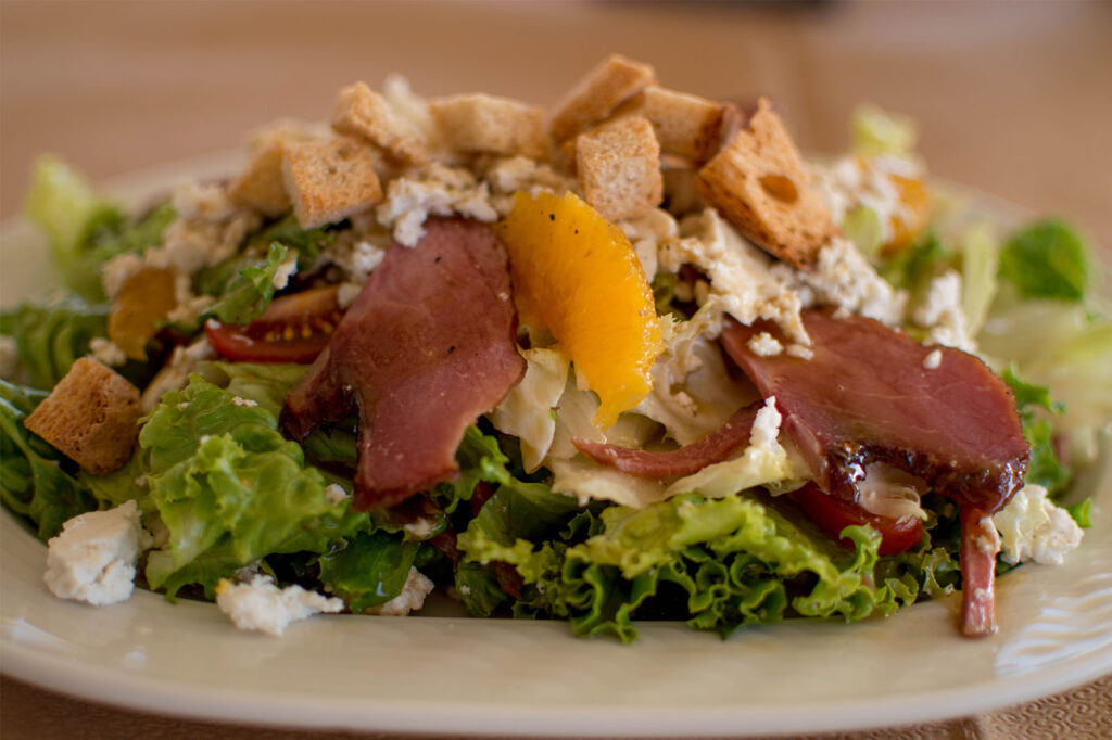 Λόφος Σάντοβας menu Πράσινη σαλάτα με παστό πορτοκάλι και σφέλα