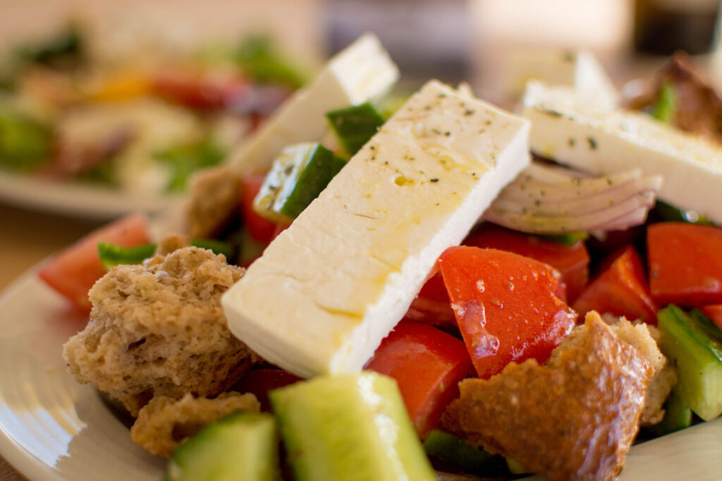 Λόφος Σάντοβας menu Χωριάτικη σαλάτα με παξιμάδι και κάπαρη